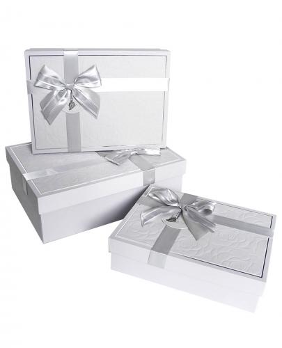 Набор из трёх прямоугольных подарочных коробок жемчужно-серого цвета с бантом из атласной ленты, отделка софт-тач бумагой, размер 29*21*9,5 см.